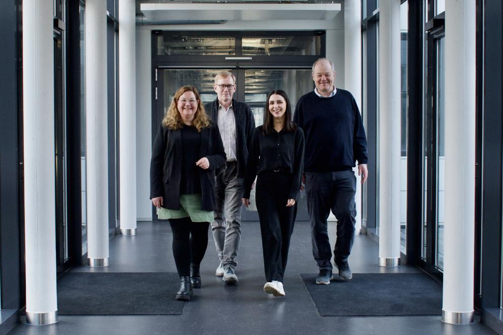 Vier Vertreter*innen der Schwerbehinderten laufen über einen Flur der Hochschule Rhein-Waal