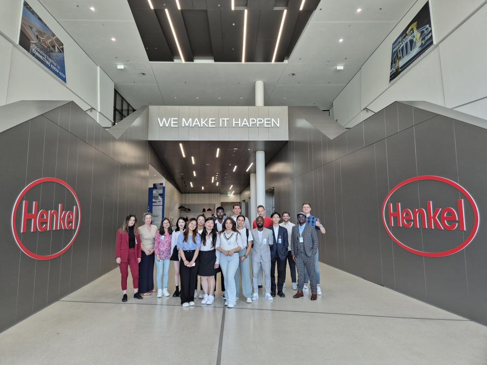 Grupenfoto Studierender bei Henkel