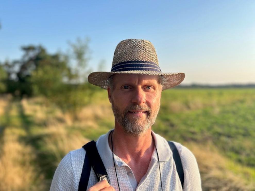 Prof. Gebauer in der Feldforschung