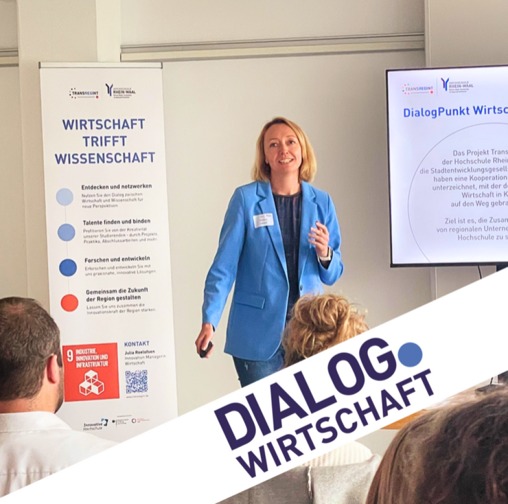 Eine Frau spricht vor einer Gruppe und zeigt eine Präsentation.
