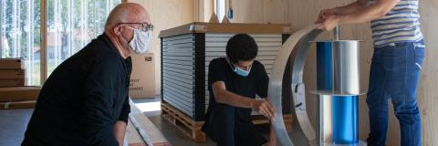 Arbeiten an einer Windkraftanlage als „Savonius-Darrieus-Hybrid“ im Green FabLab